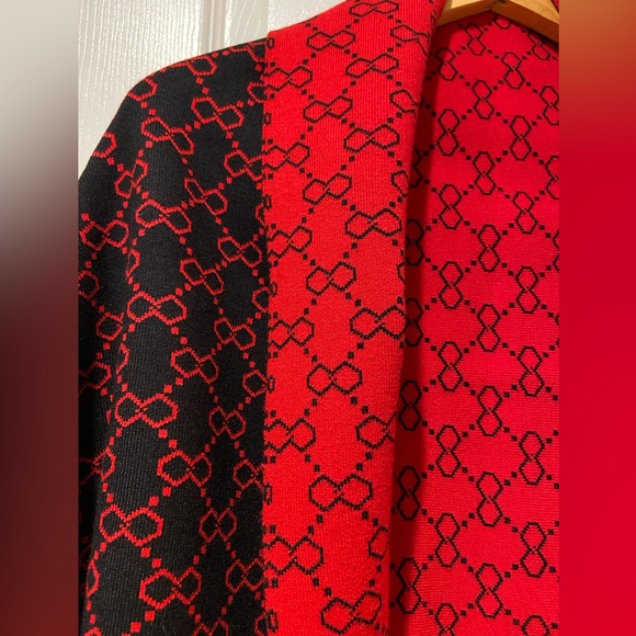 Stunning and Unique Poncho with Sleeves - Picture 5 of 8